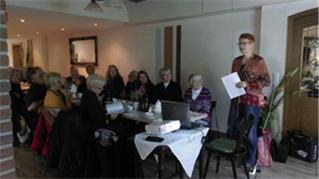 Titel: Frau Hilger bei ihrem Vortrag